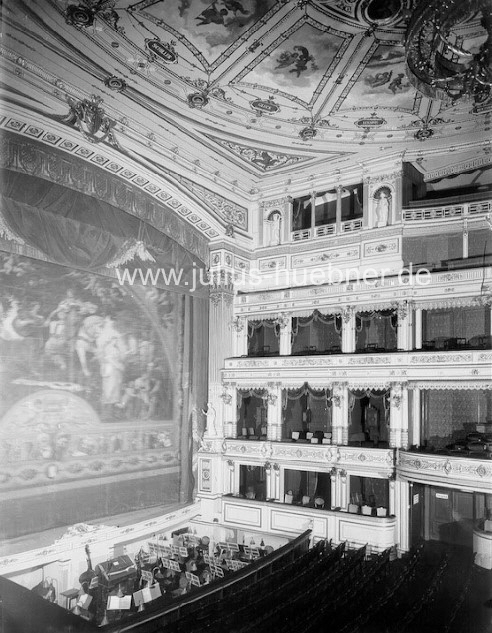 Foto vom Innenraum des Neuen Theaters Leipzig (um 1882) mit dem Vorhang nach dem Dresdner Entwurf von Julius Hübner.